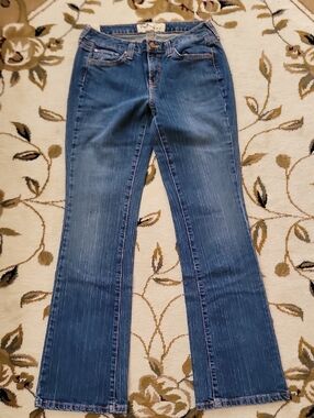 Manhattan Blues Women's Jeans  Mid rise, Boot Cut, Classic Vintage Denim, Size 4